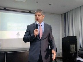 Secretário Maurício Barbosa apresenta inquérito sobre ação da PM no Cabula, em Salvador (Foto: Alan Tiago/G1)