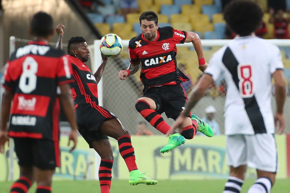 Donatti em ação pelo Flamengo no clássico contra o Vasco (Foto: Gilvan de Souza)