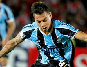 Eduardo Vargas jogo Grêmio Santa Fé (Foto: Reuters)