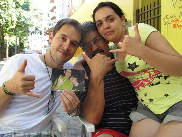  Bruno (à esq.), o pai (centro) e a irmã (dir.) de Vinicius fazem gesto em homenagem ao estudante (Foto: Paulo Toledo Piza/G1)