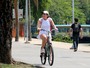 Malu Mader e Tony Bellotto pedalam na Lagoa Rodrigo de Freitas, no Rio