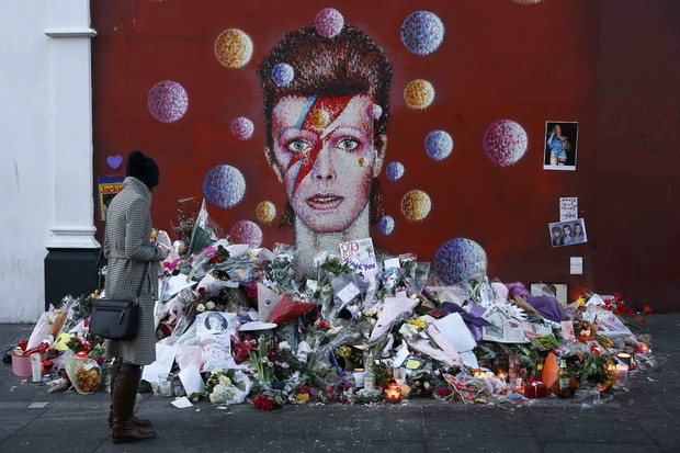 Mural com imagem de David Bowie recebe homenagem de fãs em Brixton, em Londres na Inglaterra, bairro onde o onde o artista nasceu (Foto: REUTERS/Stefan Wermuth)
