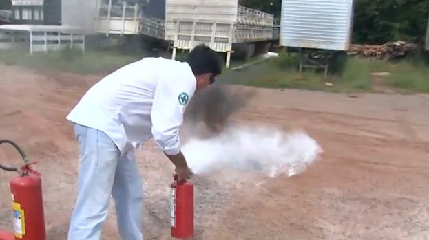 O uso do extintor correto é essencial para controlar situações de incêndio  (Foto: Amazônia TV)