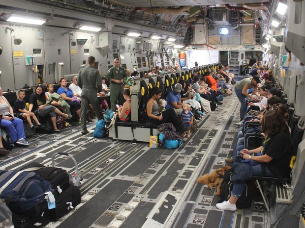 Famílias se preparam para decolagem em um avião militar dos EUA Boeing C-17A Globemaster III na Estação Naval da Baía de Guantânamo, durante retirada de moradores da região devido aos riscos da chegada do furacão Matthew, em Cuba (Foto: Capt. Frederick H. Agee/Marinha dos EUA/Reuters)