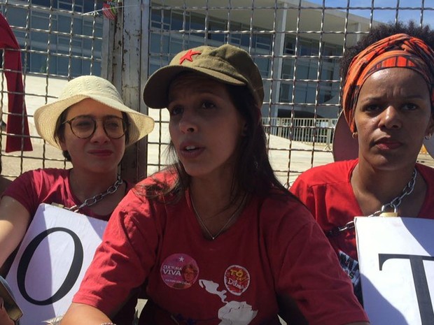 A militante Juliana de Sousa, que se acorrentou a grades do Palácio do Planalto nesta quinta-feira (12) em protesto contra o afastamento da presidente Dilma Rousseff (Foto: Gabriel Luiz/G1)