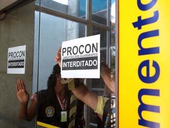 Fiscais do Procon estiveram no local nesta quarta-feira (23) e constataram que a lei das filas estava sendo desrespeitada (Foto: Divulgação/Valter Andrade/PMJG)