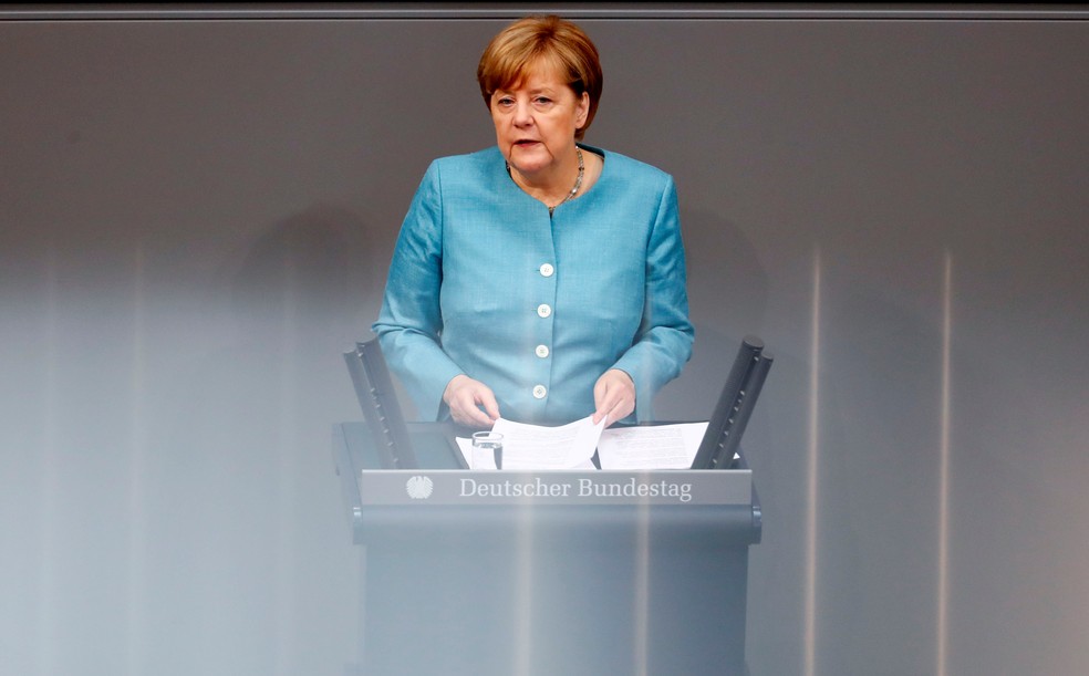 Angela Merkel, chanceler da Alemanha, discursa diante da câmara baixa do Parlamento (Foto: REUTERS/Fabrizio Bensch)