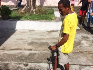 Dorival da Silva, 54, teve AVC há dois anos. Mesmo andando com muletas, saiu de longe, veio de Vilas do Atlântico para votar: " O voto tem seu valor, principalmente para gente como eu que esta desempregado." (Foto: Alex de Paula/ G1)