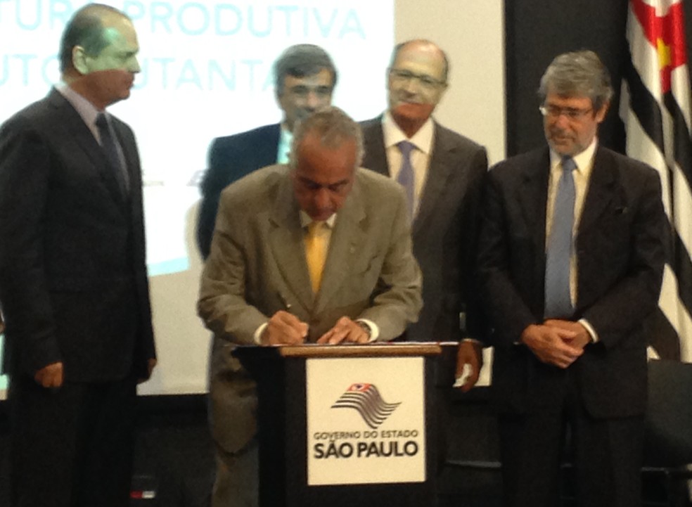 Diretor do Instituto Butantan, Jorge Kalil, assina acordo firmado com Ministério da Saúde para recebimento de R$54 milhões do governo federal (Foto: Mariana Lenharo/G1)