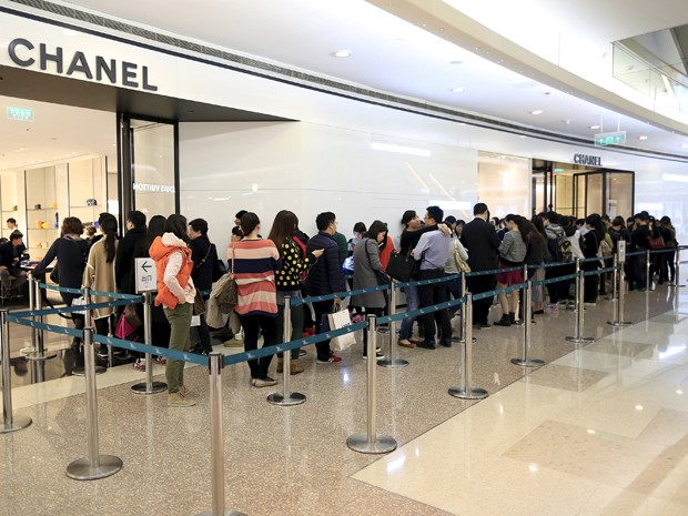 Consumidores fazem fila em frente a loja da Channelem Xangai (Foto: Reuters)