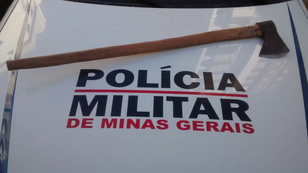 Machado foi apreendido durante ocorrência (Foto: PMMG/Divulgação)