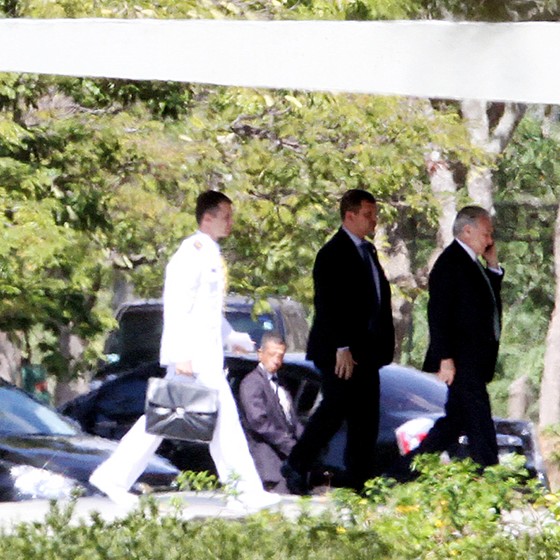O vice-presidente Michel Temer chegando no Palácio do Jaburu, em Brasília (DF) (Foto:  Raphael Ribeiro/Folhapress)