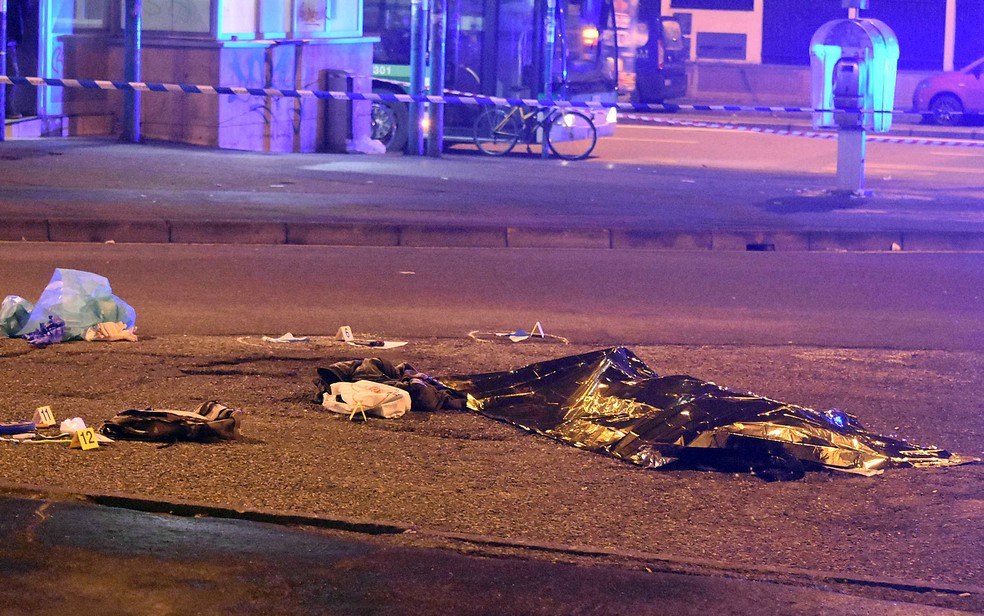 Foto mostra tunisiano Anis Amri após ser morto pela polícia da Itália (Foto: Daniele Bennati/AP Photo)