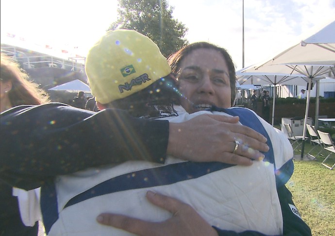 Felipe Nasr recebe o abraço da chefe da Sauber Monisha Kaltenborn após o GP da Austrália (Foto: Luiz Demétrio Furkin / TV Globo)