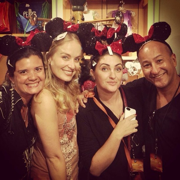 Angélica posa de Minnie Mouse com equipe (Foto: Reprodução/Instagram)