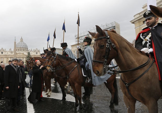 Cardeal Gianfranco Ravasi abençoa cavalos na Praça São Pedro (Foto: Alessandra Tarantino/AP)