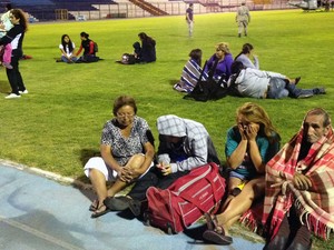 Moradores se refugiam em estádio de Iquique. (Foto: Aldo Solimano / AFP Photo)