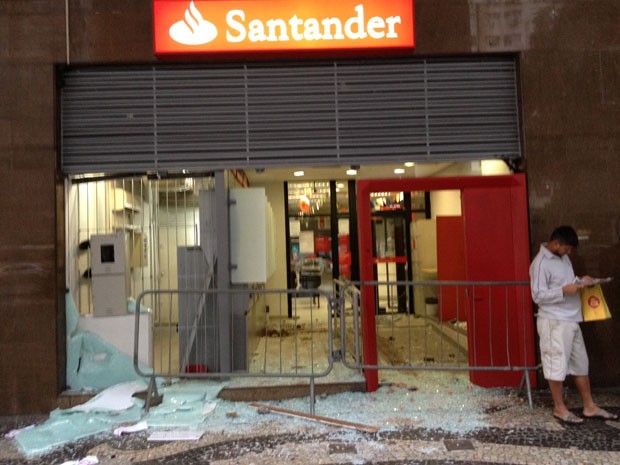 Após protesto, agências bancárias amanheceram destruídas nesta sexta-feira (Foto: Renata Soares / G1)