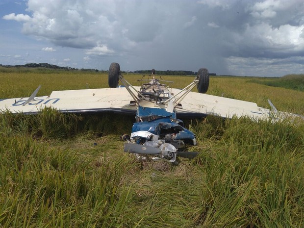 Avião monomotor caiu em Querência do Norte, no noroeste do Paraná, com 60 quilos de cocaína (Foto: Polícia Militar/Divulgação)