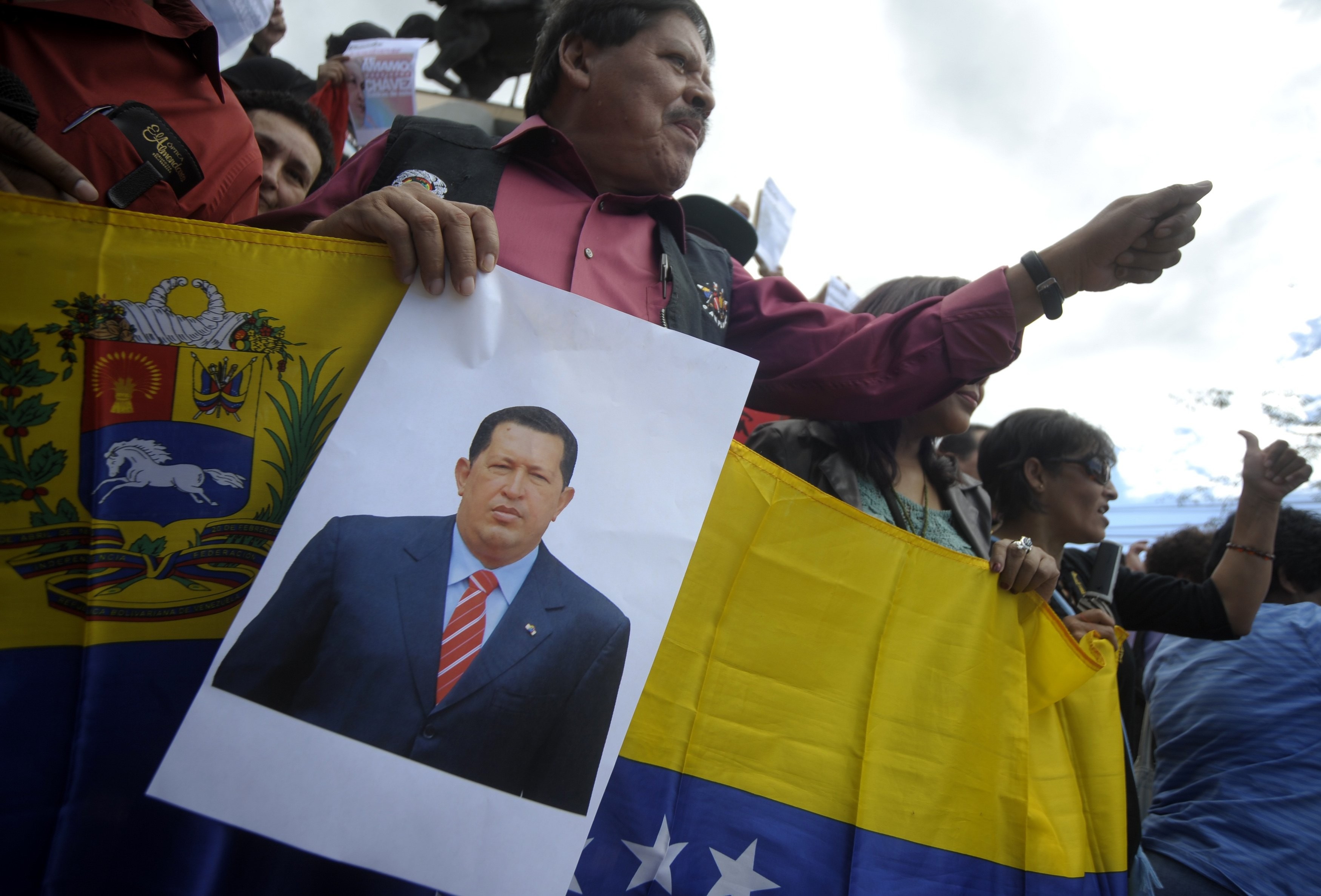 Manifestantes rezam pela saúde de Chávez em Tegucigalpa neste sábado (15). (Foto: Jorge Cabrera / REUTERS)
