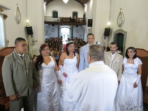 Casais no altar (Foto: Mariane Rossi/G1)