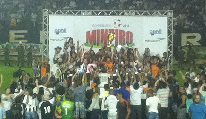 Democrata levanta a taça de campeão Mineiro do Módulo II de 2016. (Foto: Sávio Scarabelli/GE)