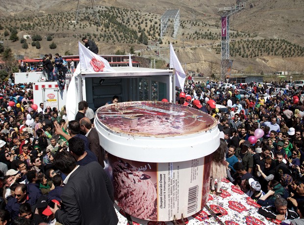 Pote com 5 toneladas de sorvete de chocolate tenta quebrar recorde estabelecido em 2005 (Foto: Behrouz Mehri/AFP)