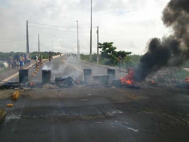 G1 Após 14h manifestantes liberam acesso a ponte na Grande Aracaju