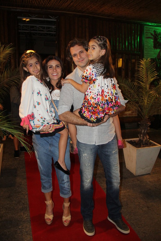 Giovanna Antonelli e o marido, Leonardo Nogueira, com as filhas Antônia e Sofia (Foto: Rogerio Fidalgo/AgNews)