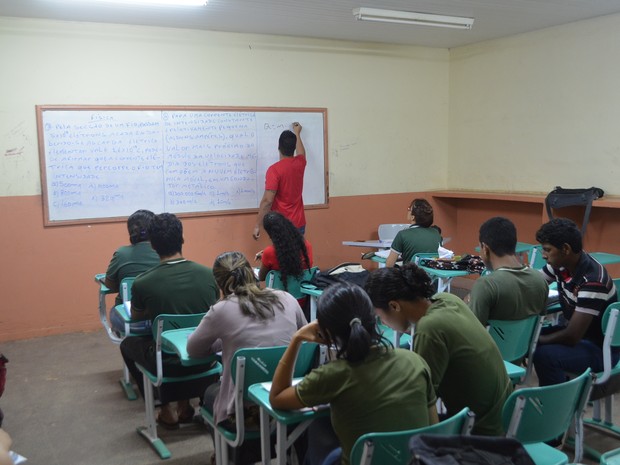 Ao todo, 65 jovens e adolescentes participam das aulas de reforço  (Foto: John Pacheco/G1)