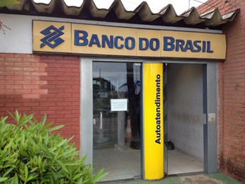 Agência do Banco do Brasil é assaltada em Suape. (Foto: Alan Garcia/ TV Globo)