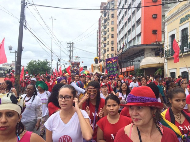 Passeata passa pela Rua da Aurora rumo ao Marco Zero (Foto: Thays Estarque / G1)