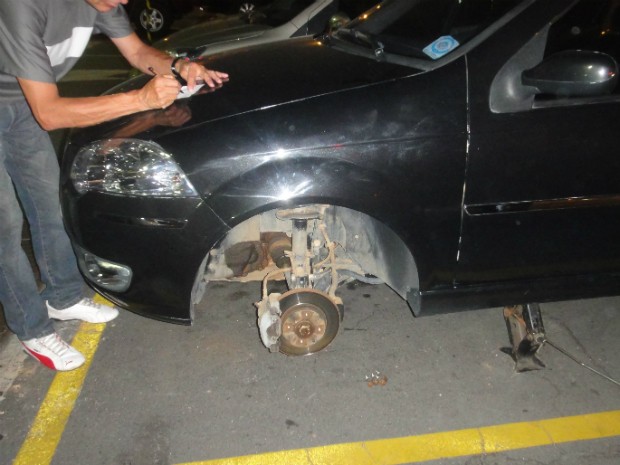 Rodas foram roubadas em estacionamento pago, de um hospital particular na Serra (Foto: Marcos Antônio da Silva)