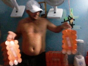 Preso é fotografado com bebidas (Foto: Sindicato dos Servidores Penitenciários da Bahia (Sinspeb))
