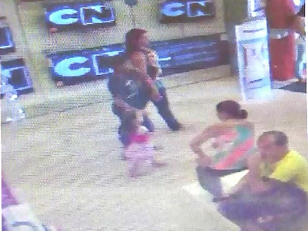 Imagem mostra mulher suspeita com a menina e irmão (Foto: Reprodução/TV Amazonas) Imagem mostra mulher suspeita com a menina e irmão (Foto: Reprodução/TV Amazonas)