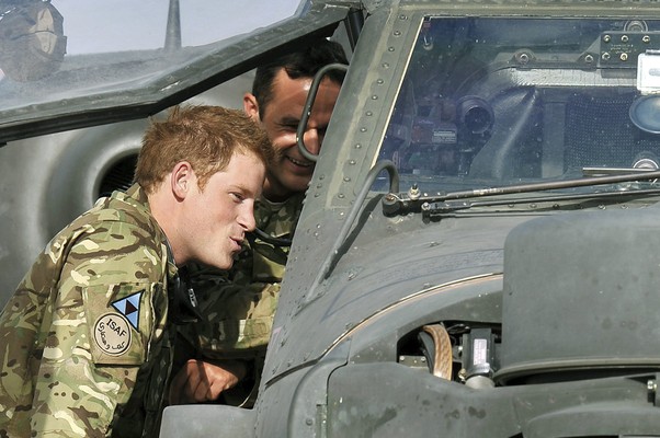 Príncipe Harry examina a cabine do helicóptero Apache em campo no Afeganistão  (Foto: John Stillwell/AP Photo)
