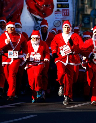 corrida Papai Noel Sérvia  (Foto: Reuters)