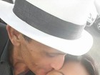 Stefhany Absoluta troca beijinhos com o marido em tarde no shopping