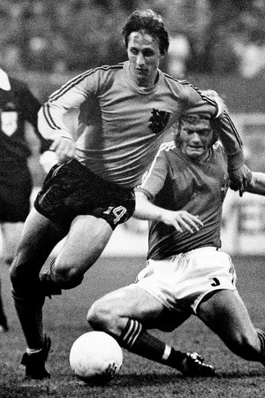 FOTOS HISTÓRICAS COPA DO MUNDO - Johan Cruyff Holanda disputa a bola com Kent Karlsson Suécia (Foto: Agência AP)