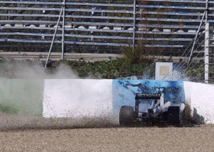 Lewis Hamilton bate forte no primeiro dia de treinos da Fórmula 1 (Foto: Reprodução/Twitter)