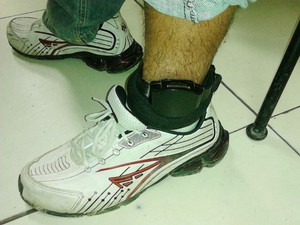 Homem flagrado com arma estava com tornozeleira eletrônica (Foto: Divulgação/Polícia Militar)