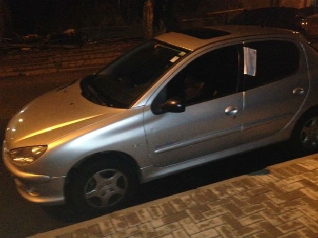 Carro estava estacionado no bairro Bigorrilho, em Curitiba (Foto: Raphael Sibilla/ RPC TV)