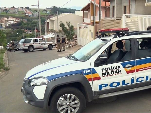 Por questão de segurança, rua foi interditada durante a reconstituição (Foto: Reprodução EPTV) Por questão de segurança, rua foi interditada durante a reconstituição (Foto: Reprodução EPTV)