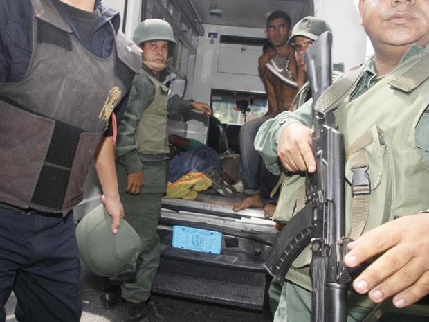 Policiais retiram presos e feridos da cadeia de Uribana, cenário de um motim que deixou mais de 50 mortos nesta sexta (25) (Foto: Reuters)