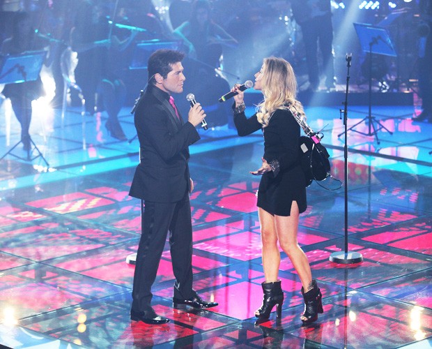 Daniel canta com sua assistente Luiza Possi (Foto: Fabiano Battaglin/TV Globo)