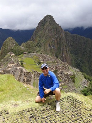 Durante a viagem, deu tempo para se divertir e visitar lugares como Machu Picchu, no Peru (Foto: Divulgação)
