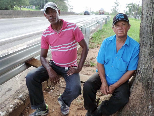 Júlio César Frank Linho e Alcides Pereira Neto aguardam por trabalho na Rodovia Raposo Tavares (Foto: Valmir Custódio/G1)