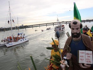 Procissão marítima dedicada a São Pedro (Foto: Biné Morais/O Estado)