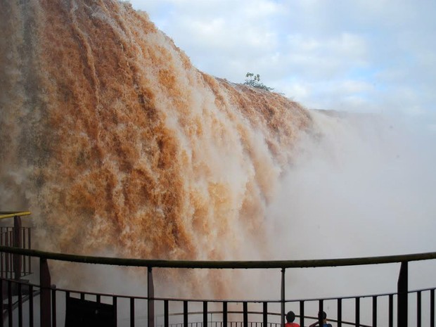 Às 16h, vazão nas Cataratas do Iguaçu passava dos 14,4 milhões de litros de água por segundo, quase dez vezes o volume normal de 1,5 milhão de l/s (Foto: Cataratas do Iguaçu S.A. / Divulgação)