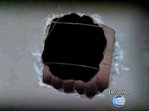 Detentos abrem buraco na parede para fulga (Foto: Reprodução/TV Clube)